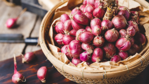 Read more about the article Onion Juice For Skin, Hair and Health: The Complete Guide